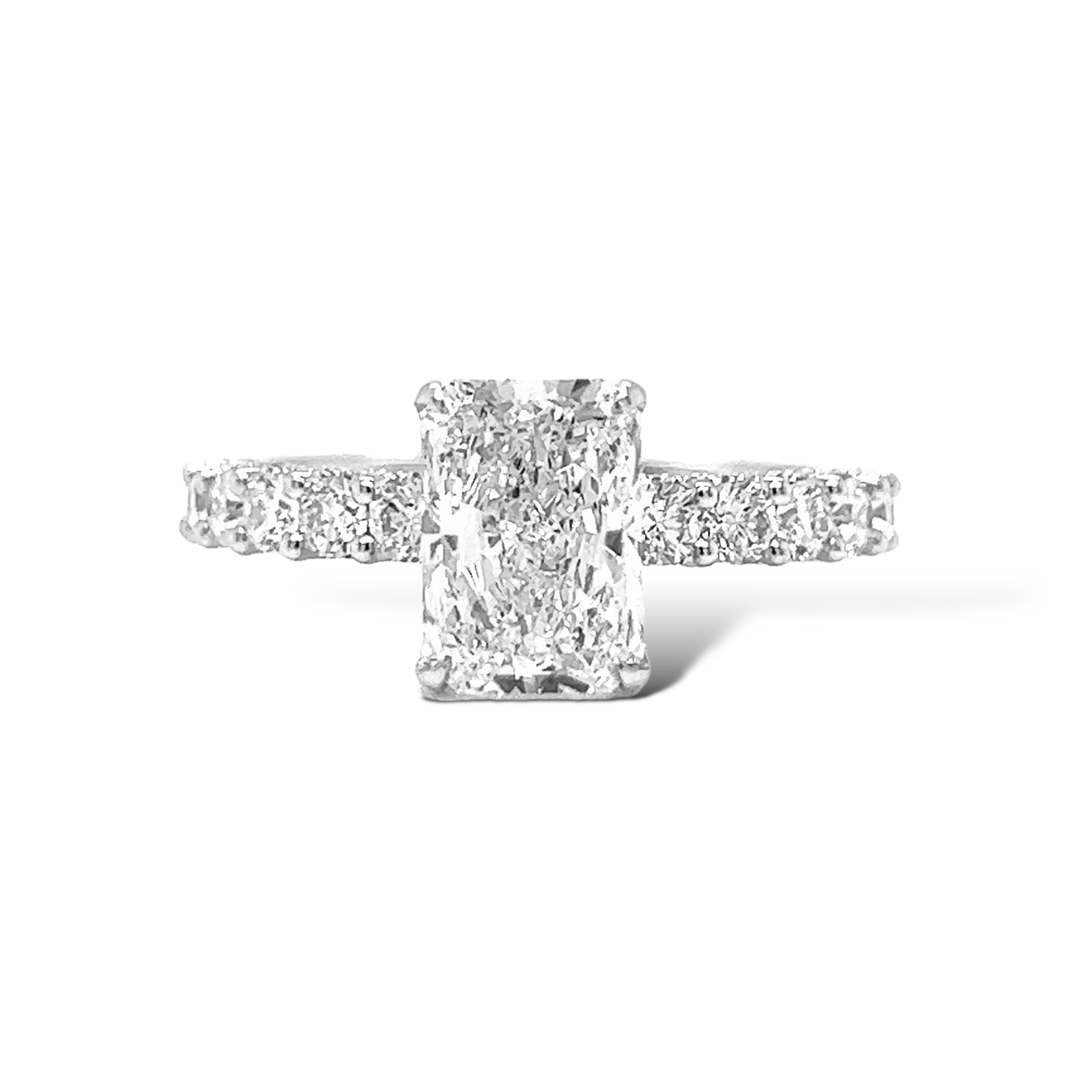 RADIANT CUT DIAMOND WITH ROUND DIAMONDS ON ALL SIDES LG