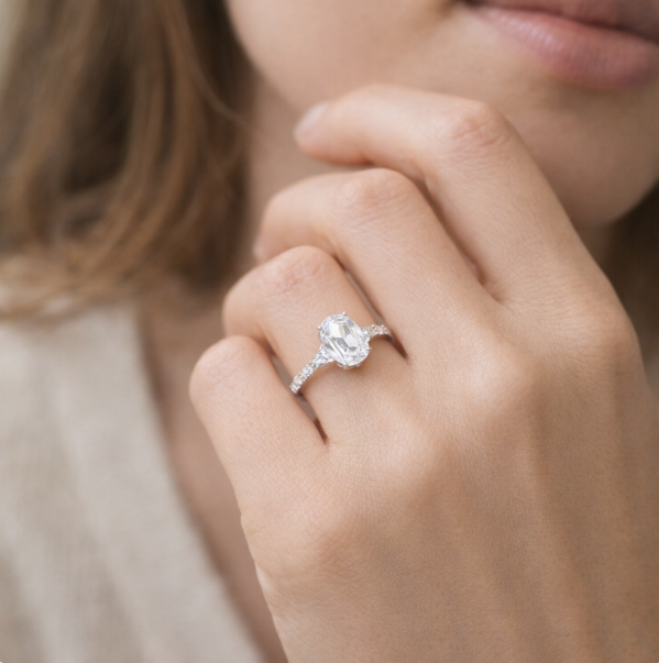 1Ct Ovaal Met Zij- en Verborgen Halo Diamanten Ring