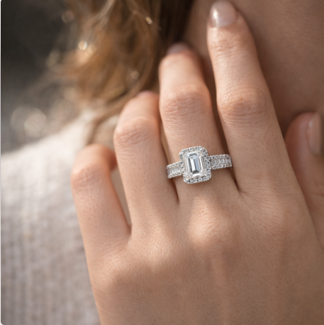 1 karaat halo stralende ring met diamanten aan de zijkanten