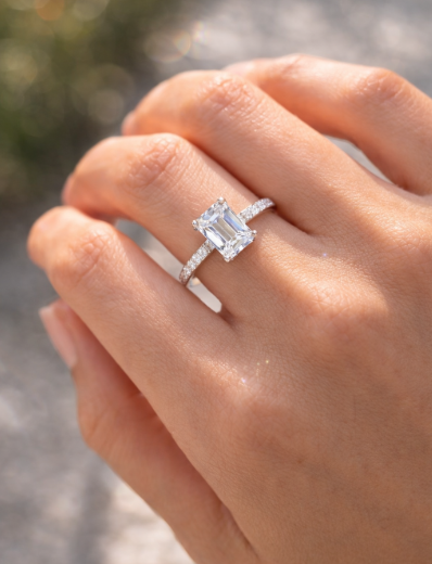 1kt Smaragd Met Zij- en Verborgen Halodiamanten Ring