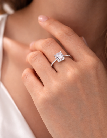 1 karaat kussen geslepen met zij- en verborgen halo diamanten ring