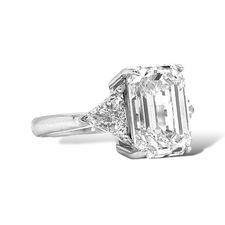 EMERALD CUT DIAMOND WITH TRIANGLE CUT DIAMONDS ON THE SIDES LG