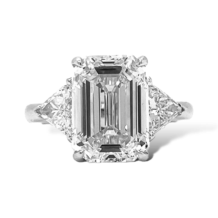 EMERALD CUT DIAMOND WITH TRIANGLE CUT DIAMONDS ON THE SIDES LG